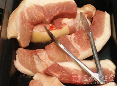 將豬五花肉洗淨,用刀刮淨皮上的髒東西 將豬五花肉洗淨,用刀刮淨皮上的髒東西