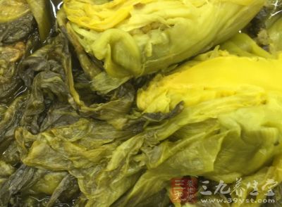 將酸菜用水清洗攥干