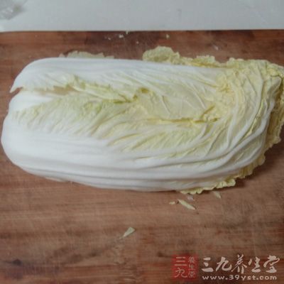 准備白菜一顆，洗淨備用