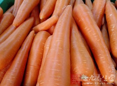 羊肉700克,胡蘿卜300克,蔥15克,姜15克,青蒜少許 羊肉700克,胡蘿卜300克,蔥15克,姜15克,青蒜少許