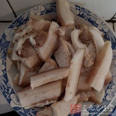 將買回來的燒肉切塊