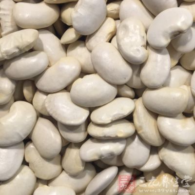 芸豆用水泡清干淨，另換清水浸泡一晚上
