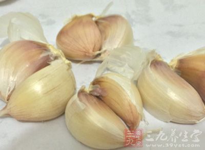 准備些去好皮的大蒜
