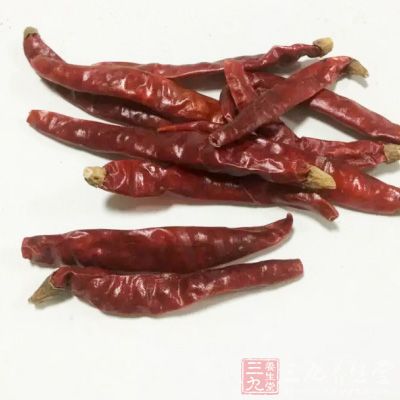 干辣椒小火炒變色，放涼