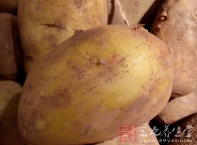土豆去皮，切成2～2.5cm的大塊