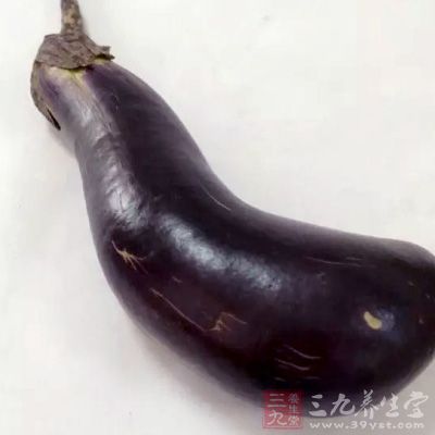 炒至茄子表皮起皺變軟