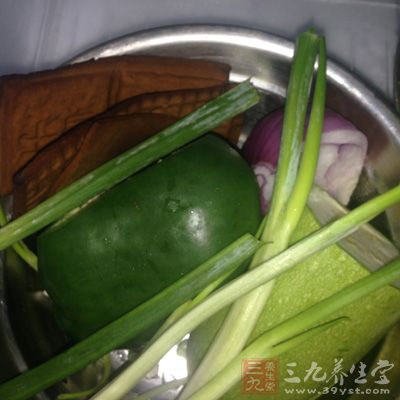 鳊魚,蔥段,姜絲,鹽,糖,胡椒粉,老抽 鳊魚,蔥段,姜絲,鹽,糖,胡椒粉,老抽
