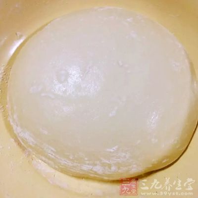 醒發好的面團重新排氣揉勻