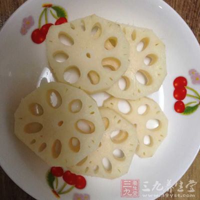 將藕去皮,去節,頂刀切成0.3厘米厚的片 將藕去皮,去節,頂刀切成0.3厘米厚的片