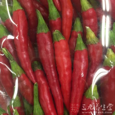 將辣椒洗干淨後，用鹽水泡半小時左右