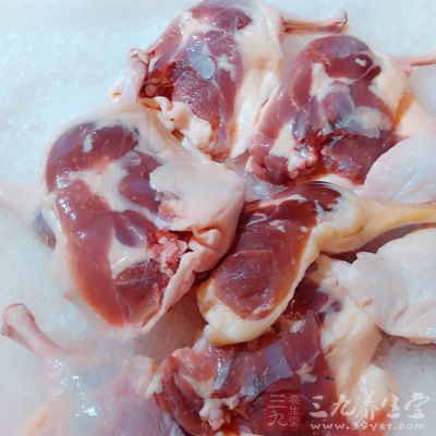 將鴨腿洗淨切塊