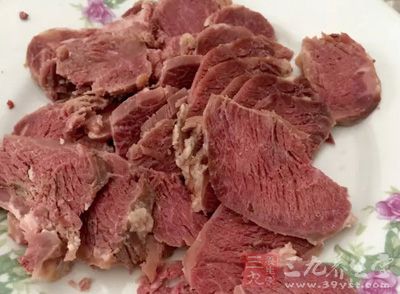 將己煮熟的牛肉切成小塊備用