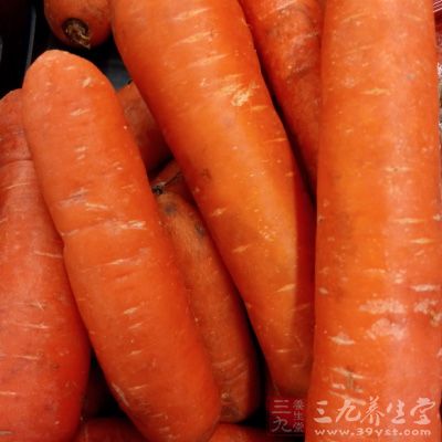 胡蘿卜去皮洗淨切滾刀塊