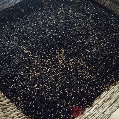 芝麻和白糖放在料理機裡打碎