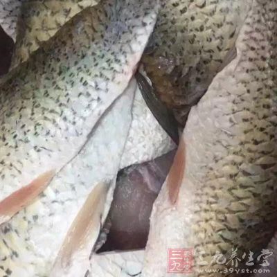 用刀貼著魚骨把魚肉片出來
