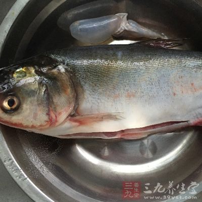 魚洗淨用剪刀剪出花刀