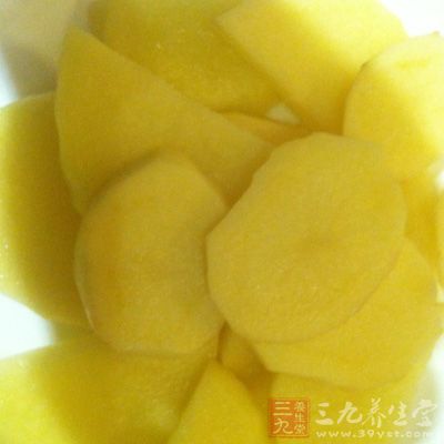 洗淨的土豆切片上鍋蒸熟