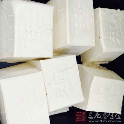 水豆腐切片、再切小丁，放鍋待用