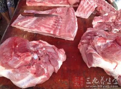 五花肉,筍干,蔥,姜,生抽,冰糖(砂糖),鹽,料酒,八角 五花肉,筍干,蔥,姜,生抽,冰糖(砂糖),鹽,料酒,八角