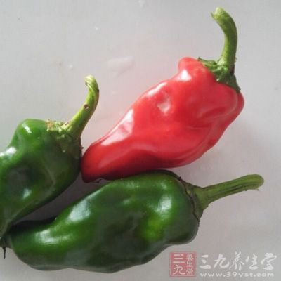 素雞切滾刀塊、青紅椒切絲