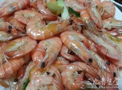 白灼基圍蝦的做法很簡單，我們完全可以在家裡制作
