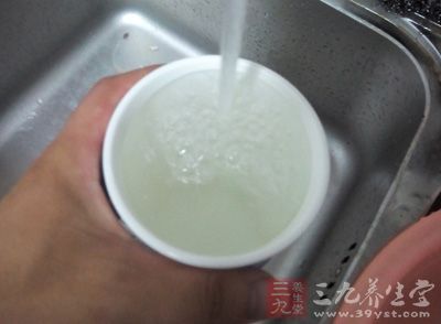 將已過沸水的雞放進炖鍋中,加入快滿鍋的水 將已過沸水的雞放進炖鍋中,加入快滿鍋的水