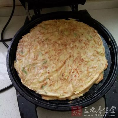 翻面繼續烙5-10秒鐘，至蛋液完全凝固即可關火