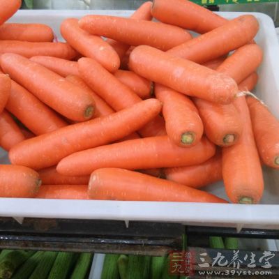 胡蘿卜削皮切斜片