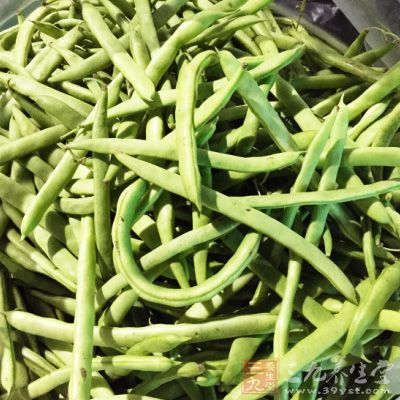 加四季豆翻炒均勻