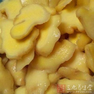 生姜切片放入雞腹內，腌制1小時