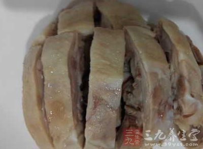 鹽焗雞做法很簡單，只要掌握好方法就行了