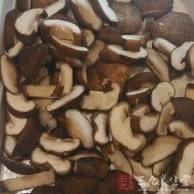 香菇用溫水泡發，去蒂，擠干水分，切成片備用