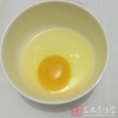 蛋打勻，放一點點鹽拌勻