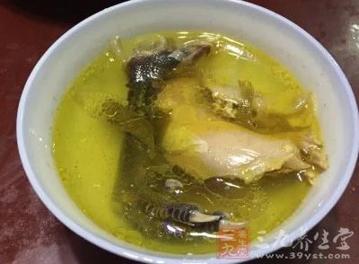 花旗參烏雞湯的做法很簡單