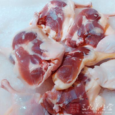 將鴨腿洗干淨後用紙巾吸干水分 將鴨腿洗干淨後用紙巾吸干水分