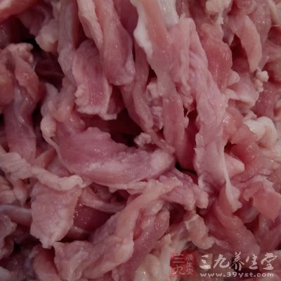 把瘦肉和肥肉洗淨放案板上剁成肉泥
