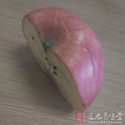 取一半的蘋果，去核