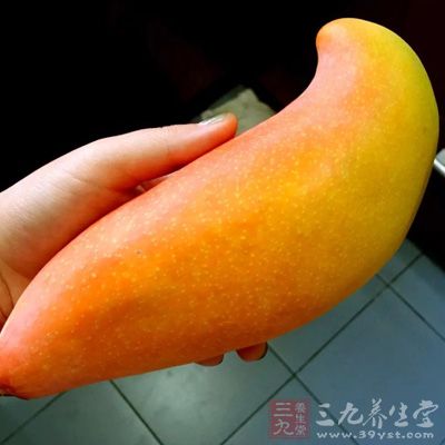 芒果洗淨，去皮，切塊