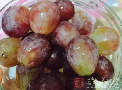 拿一顆葡萄，切掉側面的一小部分