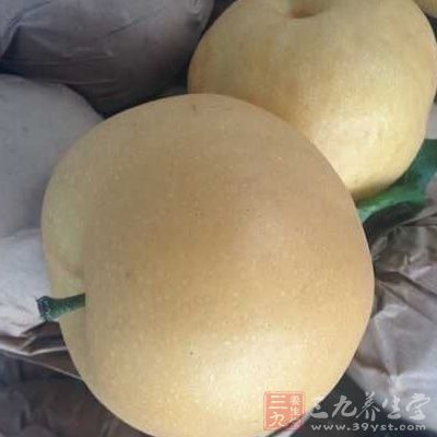 梨切片放入鍋中大火煮開轉小火