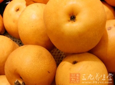 將雪梨洗干淨，將梨4/3高度水平切下梨蓋
