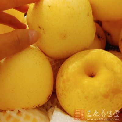 梨洗干淨後去核，放在攪拌機裡打成很細的泥狀