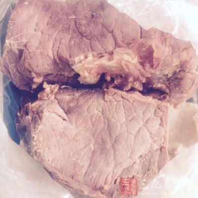 將牛肉切大塊，胡蘿卜切滾刀塊