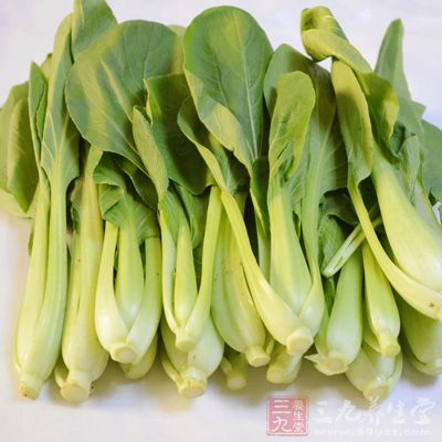 小白菜苗500克，鮮香菇100克，菜油1茶匙，清雞湯200毫升