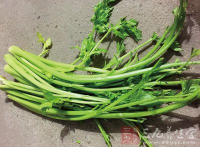 將芹菜清洗干淨 將芹菜清洗干淨