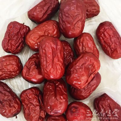 如果是放新疆駿棗，個頭大的，放5顆足夠了