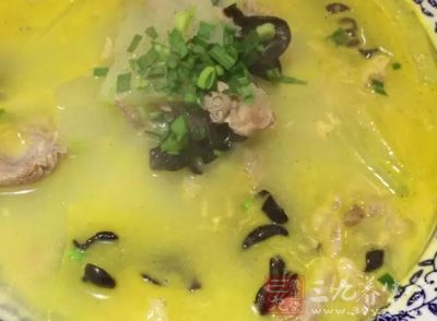 炖烏雞湯的做法很簡單