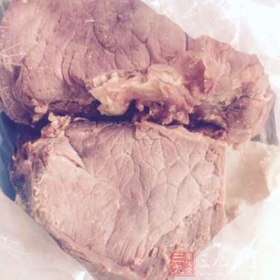 牛肉要事先用清水浸泡，將血絲泡出