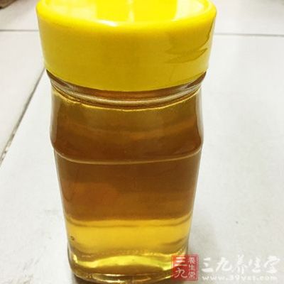 紅豆250克,綠豆250克,白砂糖40克,蜂蜜適量,低粉320克,水100克,黃油40克,色拉油60克 紅豆250克,綠豆250克,白砂糖40克,蜂蜜適量,低粉320克,水100克,黃油40克,色拉油60克
