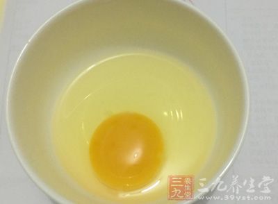 雞蛋加鹽打成蛋液